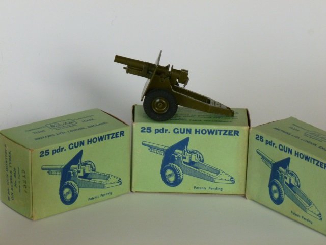 Britains Set #2026 25 Pounder Guns: With original boxes. 3 Sets. Post War. 3 pieces, condition very good, boxes very good