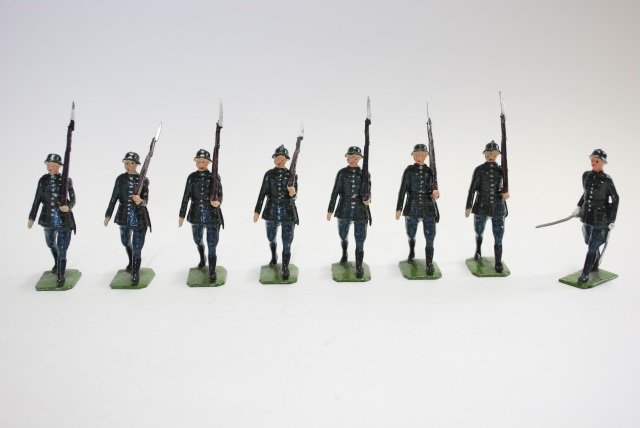 Britains Set #432 German Infantry: Post War. 8 pieces, unboxed, condition very good