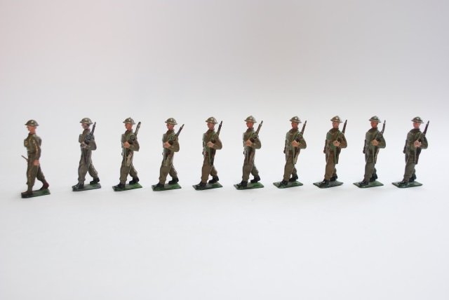 Britains Khaki Infantry: Slung Rifles. Post War. 10 pieces, unboxed, condition very good