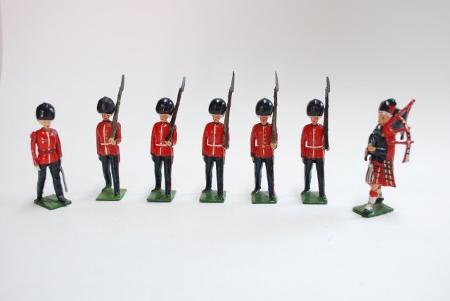 Britains from Set #75 Scots Guards with Piper: Post War. 7 pieces, unboxed, condition very good