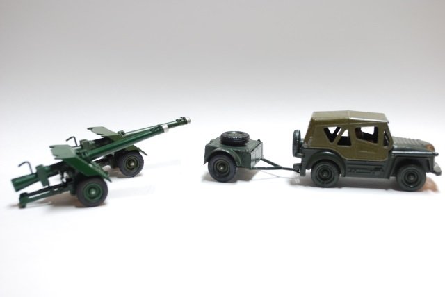 Britains from Set #2102 Austin Champ: Ammunition Limber and 2 BAT Guns. Post War. 4 pieces, unboxed, condition very good, missing tow hook