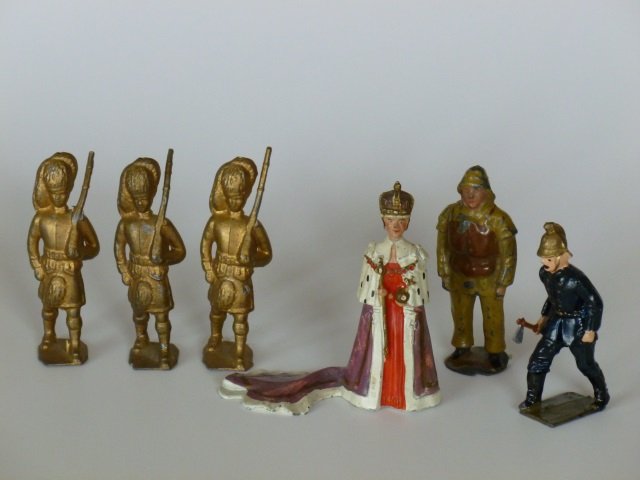 Britains and Others 65mm Figures: 3 Gilt Highlanders, a Lifeboat Man, a Timpo HM the Queen in Coronation Robes, and a BMC Fireman. 6 pieces, unboxed, condition very good