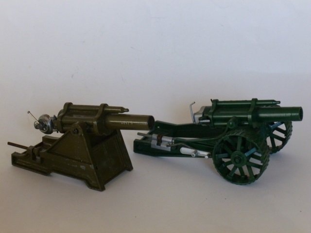 Britains 18 Inch Howitzers: Pre-War. Garrison Howitzer and Post War Mobile Howitzer, 2 pieces, unboxed, condition very good