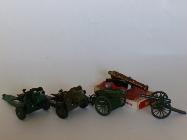 Britains Guns Trafalgar Naval Cannon: With original card, two RA Guns, and 2.5 Howitzers. Post War. 5 pieces, unboxed, condition very good