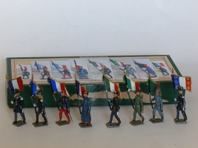 Mignot Various Flag Bearers: From different countries. 8 pieces, with a reproduction illustrated box. Post War, condition very good, box very good