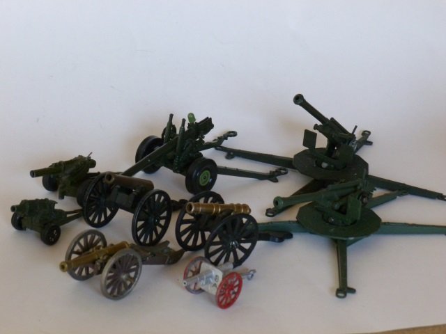 Guns by Various Manufacturers: Solido, Crescent, etc. Post War, 9 pieces, unboxed, condition very good