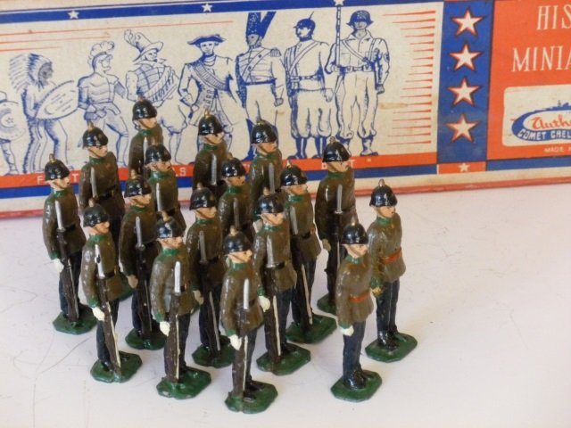 Authenticast Portuguese Infantry: At Attention. Post War. With original generic box. 17 pieces, condition very good, box good