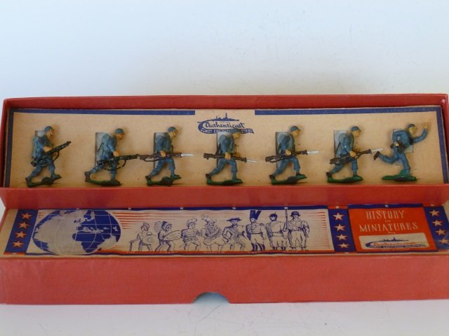 Authenticast Chinese Infantry Advancing: Post War. With original generic box. 7 pieces, condition very good, box good