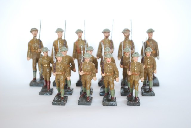 Lineol Composition British Troops: 54mm and 80mm Figures. Pre-War. 16 pieces, unboxed, condition good