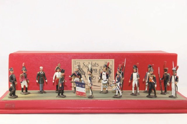 Mignot Napoleonic Diorama ADF Presenting the Eagle: Excellent original condition. Boxed 1950?s. 15 pieces.