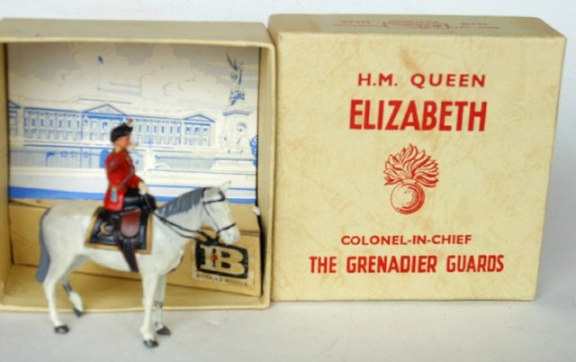 Britains Set #9400 H.M. Queen Elizabeth: RARE white horse version, only issued for one year. Colonel-in-Chief of the Grenadier Guards in original Buckingham Palace back drop box, untied. Post War. Condition excellent. Box very good.