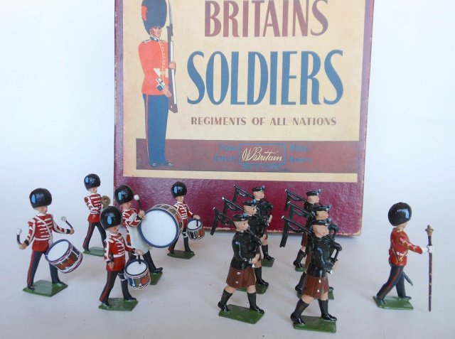 Britains Set #9428 Irish Guards Pipe Band: Post War. 12 pieces, with a R.O.A.N. box, untied. Condition excellent. Box very good.