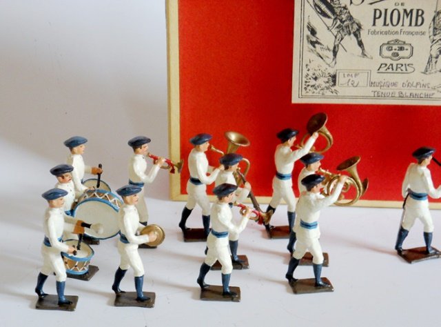 Mignot Alpine Band, White Uniforms: Post War. 12 pieces with original box. Untied. Condition excellent. Box good.