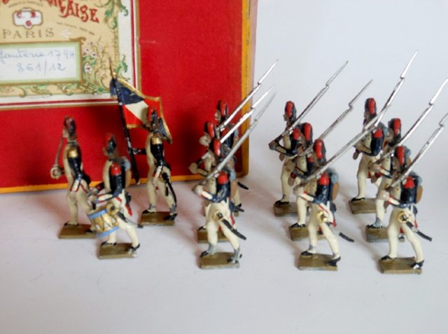 Mignot French Revolution Volunteers: Post War. 12 pieces with original box, untied. Condition very good, box good.