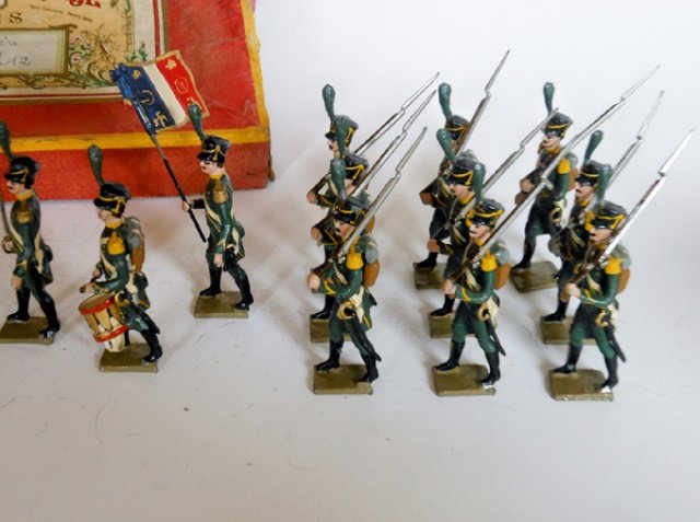 Mignot Infantrie De Ligne: Post War. 12 pieces with original box, untied. Condition very good, box good.