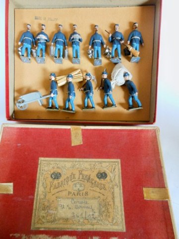 Mignot Courvee Union Troops: Post War. 12 pieces with original box, tied. Condition excellent, Box good.