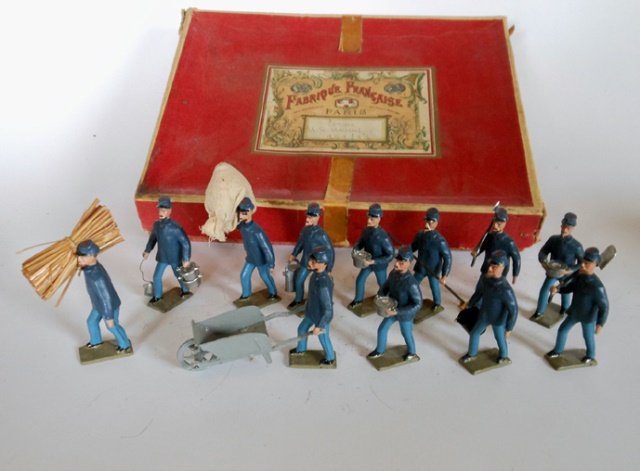Mignot Courvee Union Troops: Post War. 12 pieces with original box, untied. Condition very good, box good.