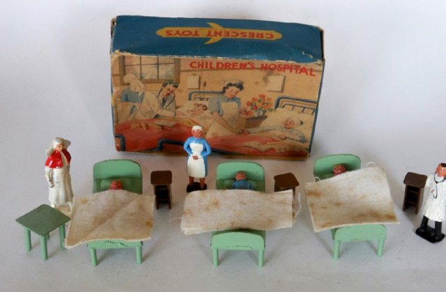 Crescent Children’s Hospital: Post War. 14 pieces with original illustrated box. Beds, doctor, nurse, children patients, table, blankets, bed sides cabinets, and a Britains nurse. Condition very good. Box very good.
