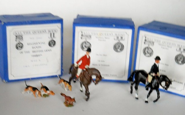 All the Queens Men Fox Hunt: Gentleman with Bowler Hat. Master of the Hounds and Hounds. 3 sets. With the individual original boxes. Condition excellent. Boxes excellent.