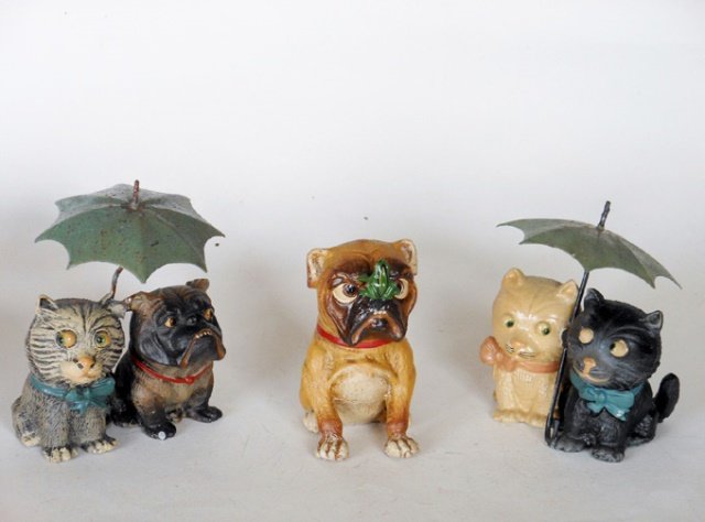 Heyde Nippes: Two cats under an umbrella. Two dogs under an umbrella. And a Bulldog with a frog on its nose. 3 pieces. Unboxed.