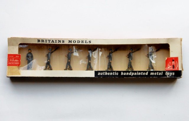 Britains Set #227 U.S. Infantry: Post War. 7 pieces. Tied in a cellophane fronted box. Condition very good. Box is fair.