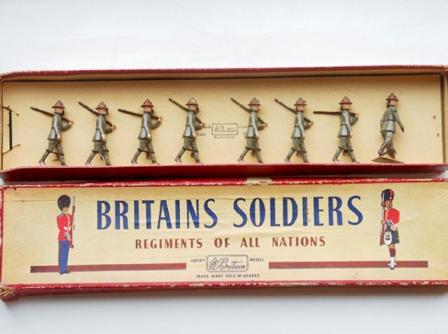 Britains Set #1642 New Zealand Infantry: Post War. 8 pieces. Tied in an original R.O.A.N. box. Condition excellent. Box good. (split in lid)