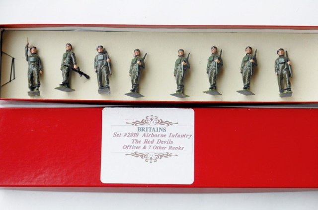 Britains Set #2010 Airborne Infantry: Red Devils’ Post War. 8 pieces. In plain red box. Condition excellent.