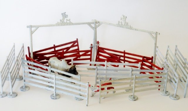 Manoil My Ranch: Brahma bull, calf, ranch entry gate and fences. 18 pieces. Post War. Unboxed. Condition excellent.