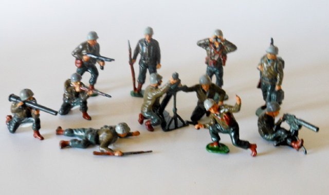 Timpo G.I.’s Assortment: Post War. 12 pieces. Condition very good. Unboxed.