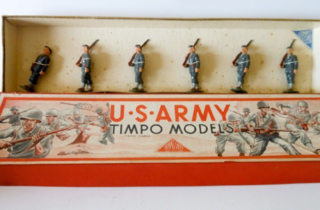 Timpo Set #913 G.I.’s Marching: In forage caps. Post War. 6 pieces tied in original illustrated box. Condition excellent. Box excellent.