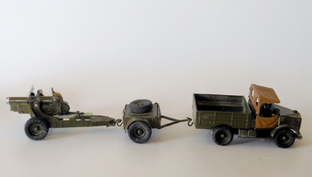 Britains Beetle Lorry, Trailer and Gun: Post War. 3 pieces. Condition very good. Unboxed.