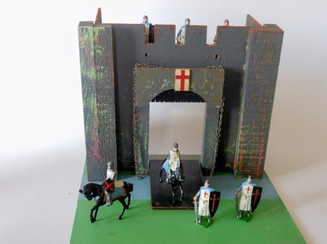 Johillco Crusaders Castle: Wooden castle in original shipping box as supplied by British Midwest Importers. Post War. 7 Crusaders. Condition excellent. Box excellent.