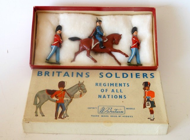 Britains Set 2135 Danish Hussars and Life Guards: Half Set. Post War. 3 pieces. Tied in original box. Condition excellent. Box excellent.