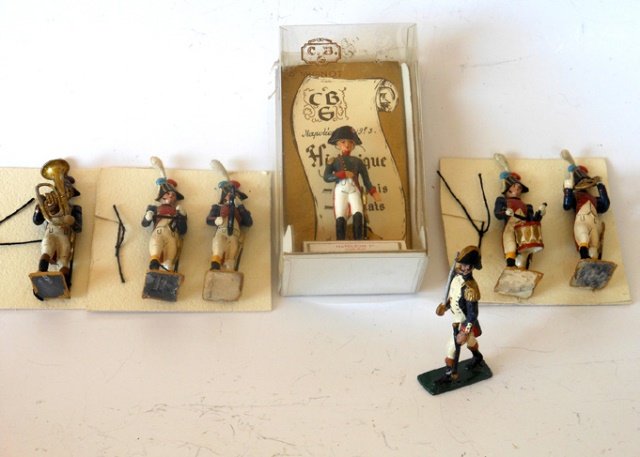 Mignot/Lucotte Napoleonics: Napoleon, a Lucotte officer, and 5 Mignot French Bandsmen. 7 pieces. Condition excellent. Unboxed.