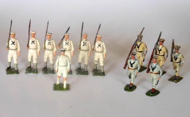 Britains Sailors in White: Post War. 12 pieces. RARE Pre-War. Running at the slope. And Post War marching at the slope. Condition very good. Unboxed.