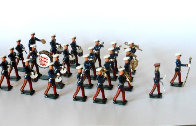 Artell Britains Style Marine Band: Post War. 25 pieces. Condition very good. Unboxed.