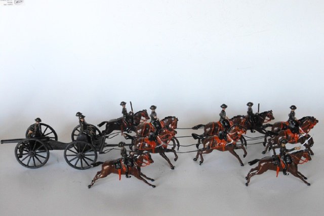 Artell Britains Style Royal Horse Artillery: Solid cast. Post War. 16 pieces. Gun team and escort. Condition very good. (whips loose, two escort heads broken) Unboxed.