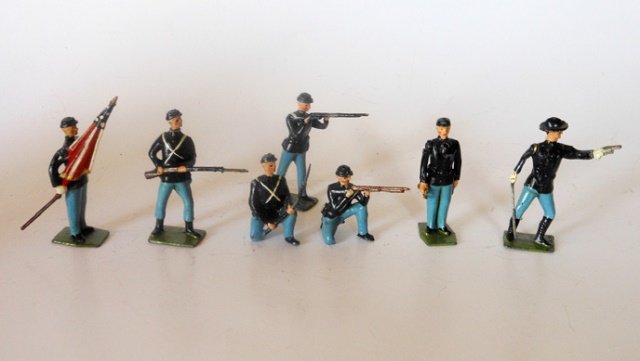 Britains Set #2059 Union Infantry: Post War. 7 pieces. Unboxed. Condition very good.