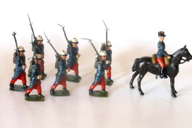 Britains from Set #1711 Foreign Legion: With mounted officer. Post War. 8 pieces. Unboxed. Condition very good. (some bayonets missing)