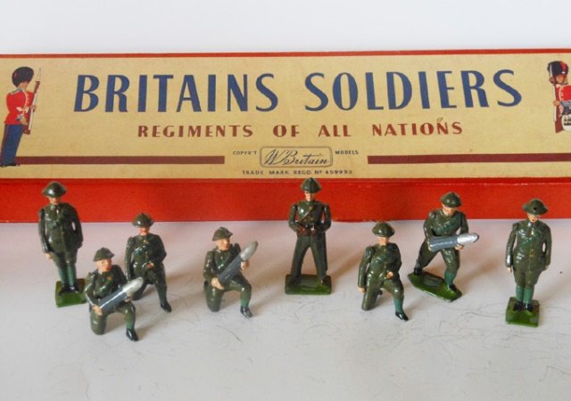 Britains Set #1730 Royal Artillery Gunners: Post War. 8 pieces. With original R.O.A.N. box. No tie card. Condition excellent. Box excellent.