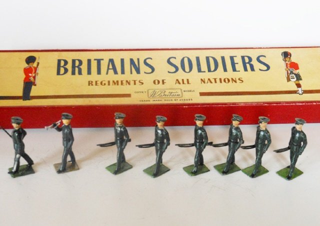 Britains Set #2091 Rifle Brigade: Post War. 8 pieces, including converted bugler. With original R.O.A.N. box. Untied. Condition excellent. Box excellent.