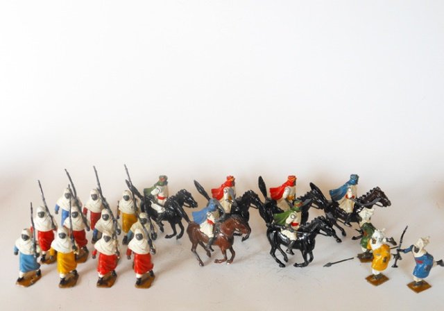 Britains Arabs Assortment: Post War. 19 pieces. Unboxed. Condition very good.