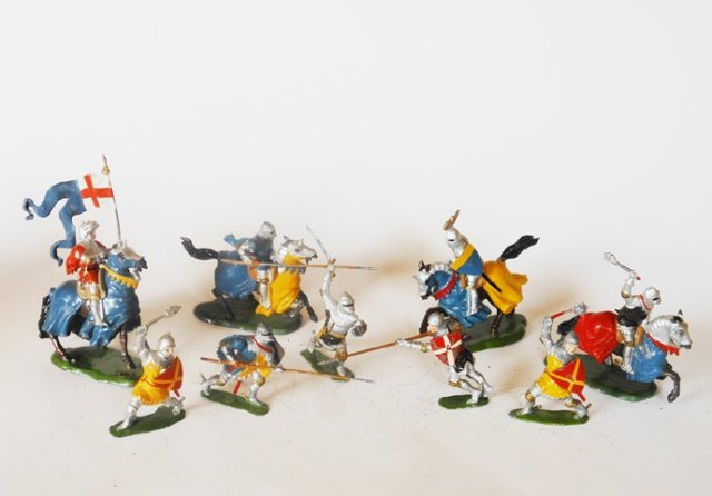 Britains Knight of Agincourt: Foot and Mounted. Post War. Unboxed. 9 pieces. (one shield missing) Condition very good.