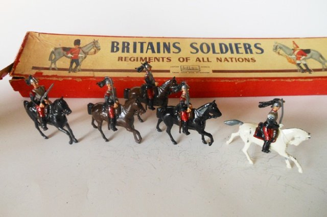 Britains Set #138 French Cuirassiers: Post War. 5 pieces. With original R.O.A.N. box. No tie card. 4 corners of lid split. Condition excellent. Box good.