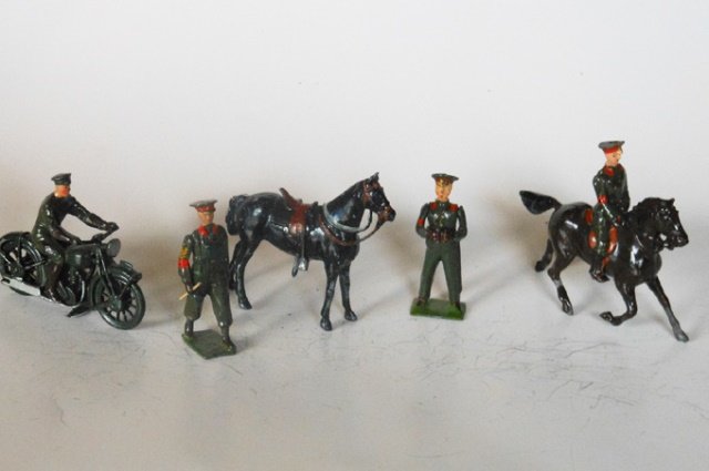 Britains Set #1907 Staff Officers in Khaki: Post War. 5 pieces. Unboxed. Condition excellent.