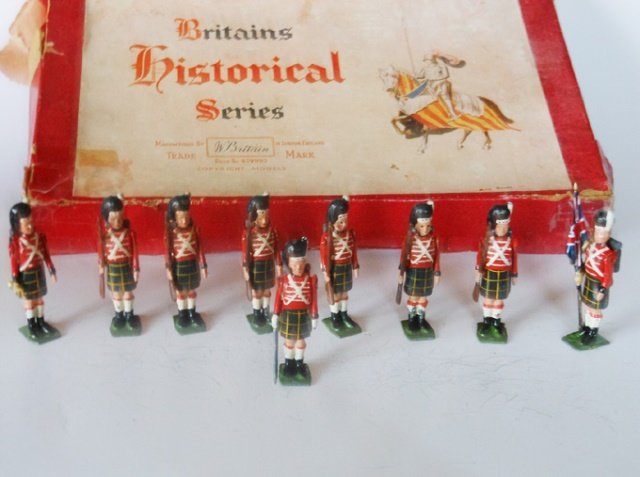 Britains Set #1519 Waterloo Highlanders: Post War. 9 pieces. Including converted bugler and flag bearer. Unboxed. Condition excellent.