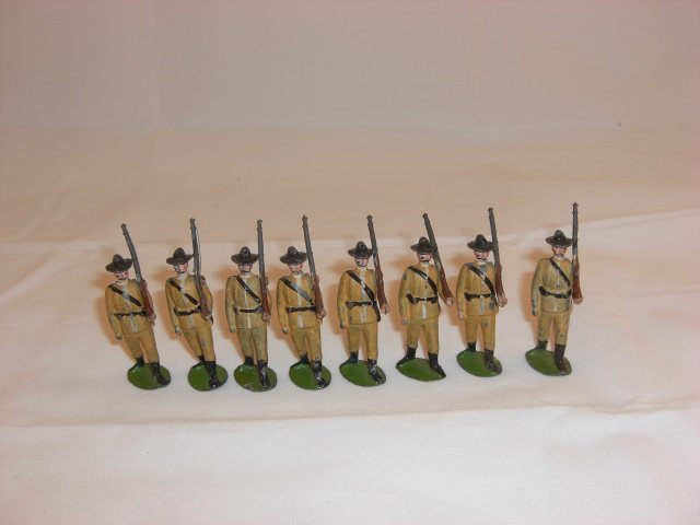 Britains #26 Boer Infantry: Britains #26 Boer Infantry; smooth oval bases, no bayonets; condition excellent; 8 pieces; pre war.