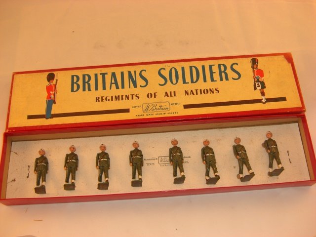 Britains #2021 US Military Police: Britains #2021 US Military Police; condition excellent, loose, in very good box; 8 pieces; post war.