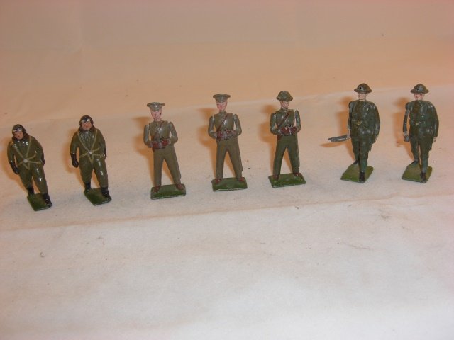 Britains Various Foot: Britains various foot; 2 pilots, 3 staff officers, 2 infantry; condition excellent; 7 pieces; post war.