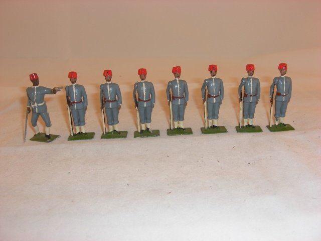 Britains #117 Egyptian Infantry: Britains #117 Egyptian Infantry; condition excellent; 8 pieces; post war.
